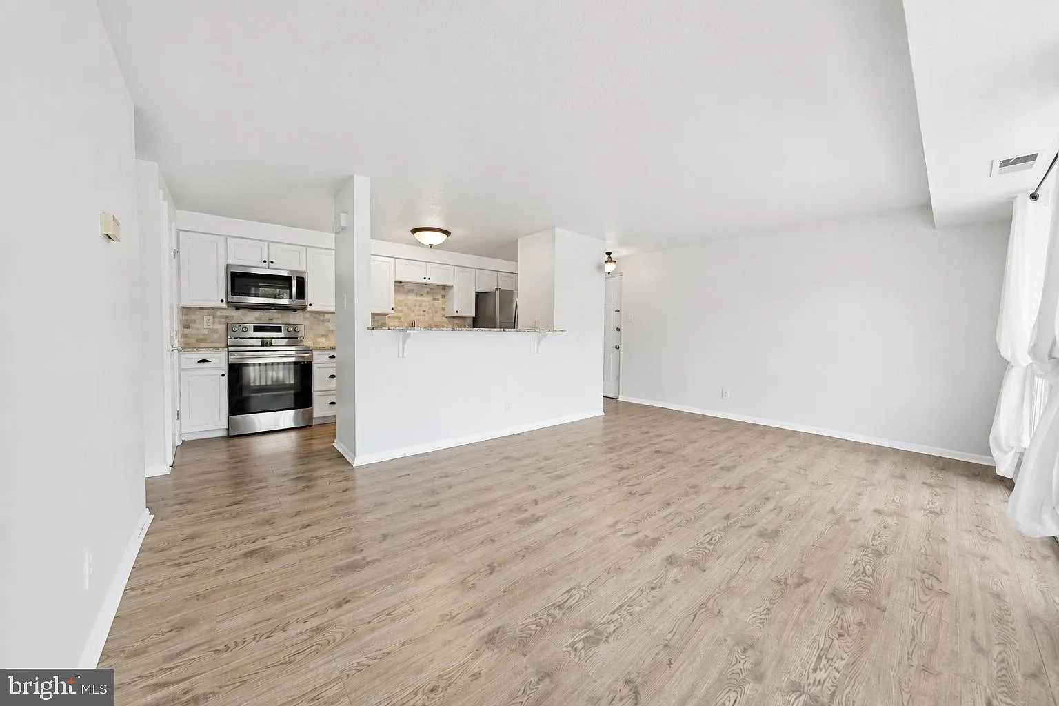 2 bed, 1.0 bath, 911 sqft, $2,100 — Photo 4