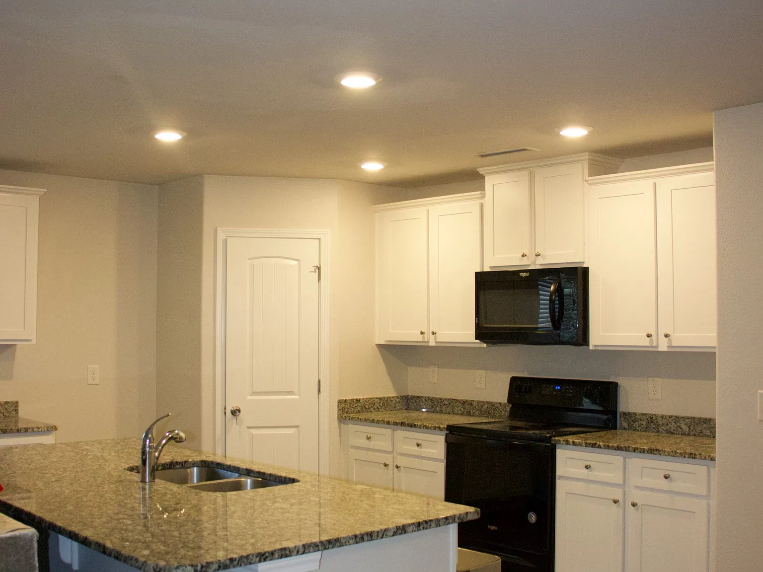 3 bed, 2.5 bath, 1900 sqft, $1,900 — Photo 4