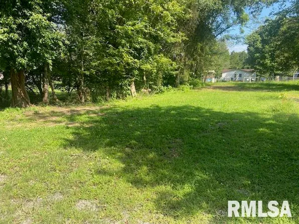 208 W Williams St, Benton, IL 62812