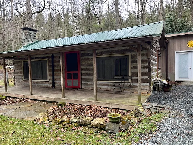 124 Pond Rd — Photo 1