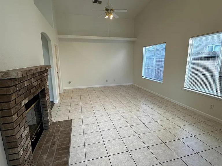 6678 N Western Ave — Photo 10