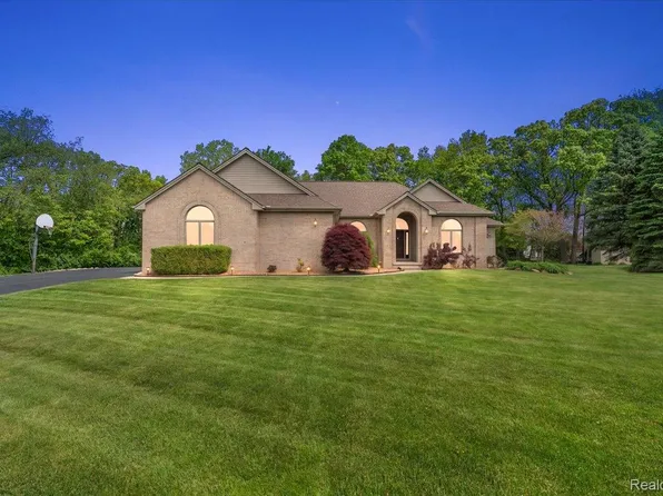8533 Glen View Dr, Howell, MI 48843