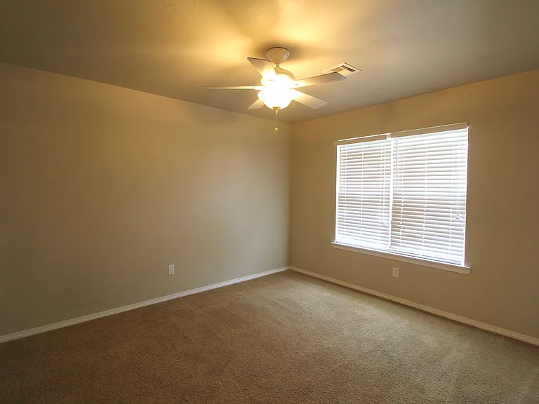 911 Lauren Ln — Photo 14