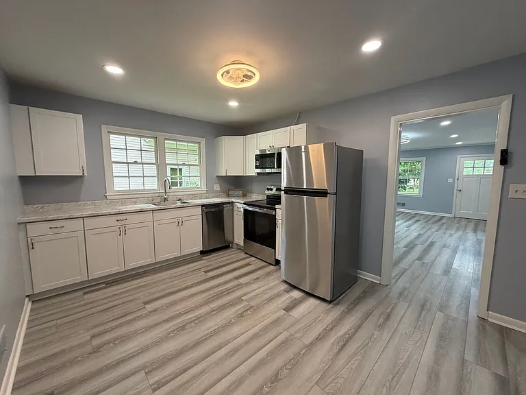 226 College Dr — Photo 4
