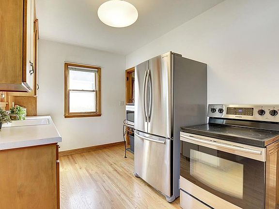 5th image of 1821 5th St NE