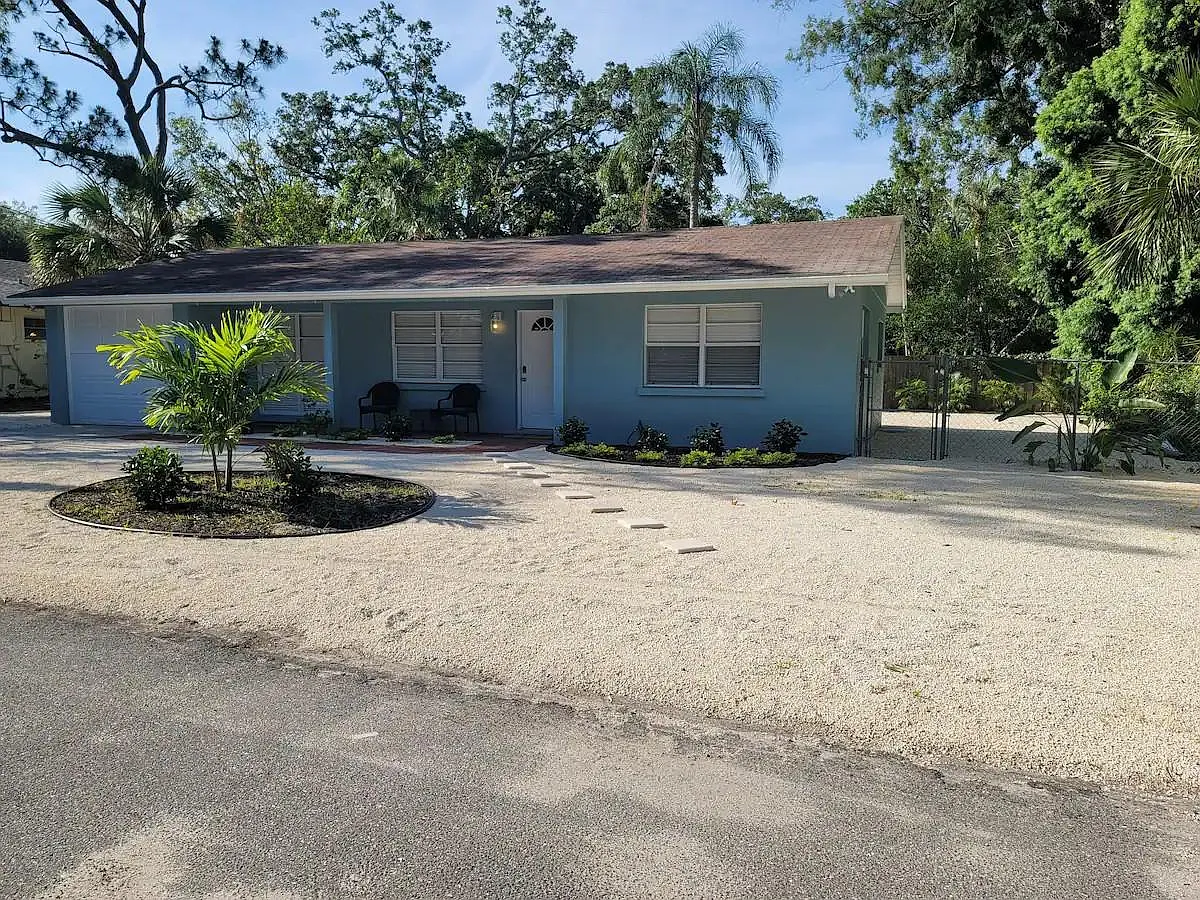 Photo 1 of 10 - 662 41st St - Sarasota, FL Primary Photo - 662 41st St