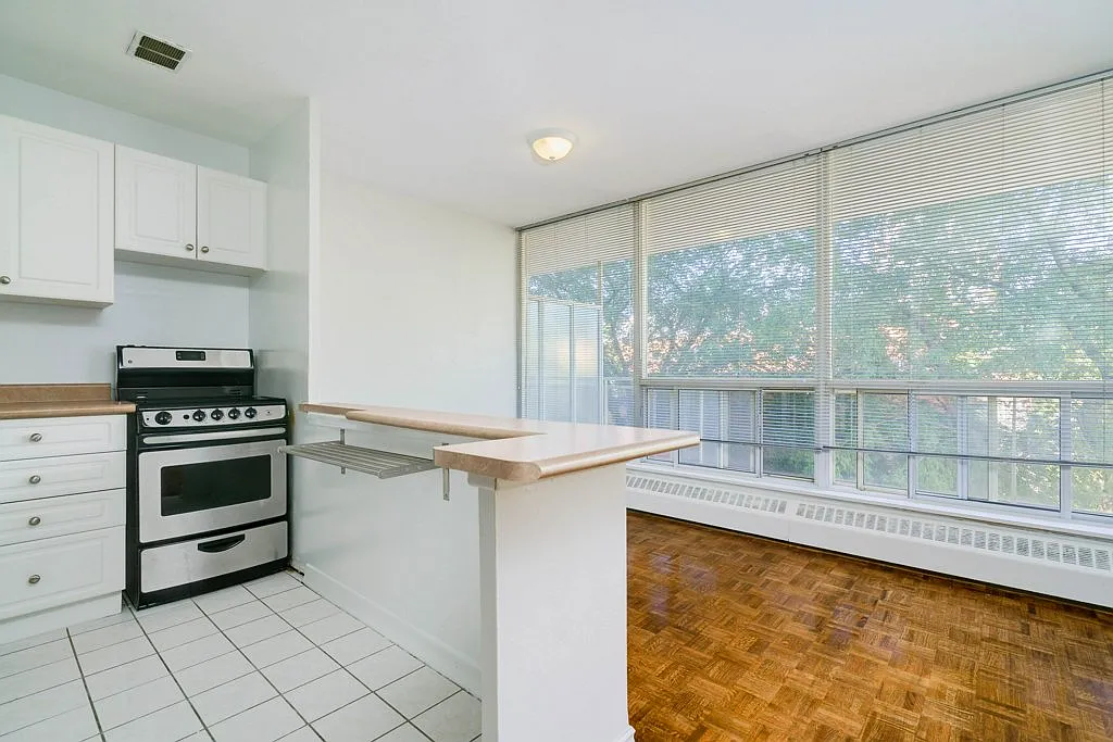 160 Balmoral Avenue Toronto — Photo 2