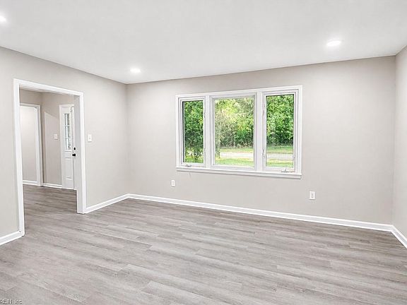 4th image of 700 Hemlock Cres
