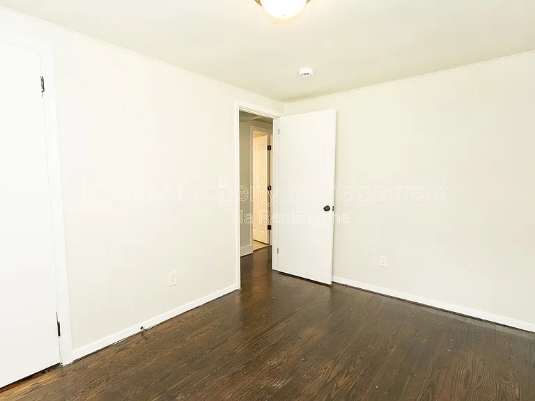 1806 Dixon St — Photo 8
