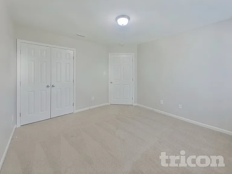2092 Roscommon Dr — Photo 14