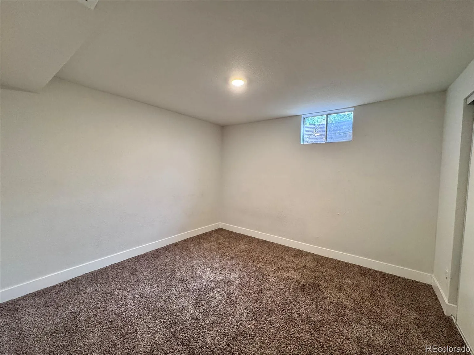6 bed, 2.0 bath, 2000 sqft, $2,371 — Photo 4