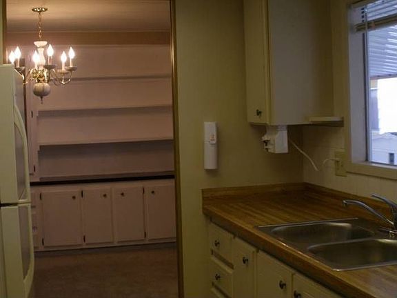 Clean, well-kept kitchen