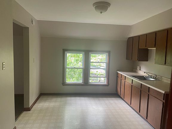 3rd image of 50 Kingston Pl #2