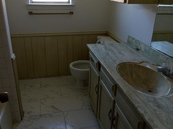 4th image of 806 Hillsdale Dr