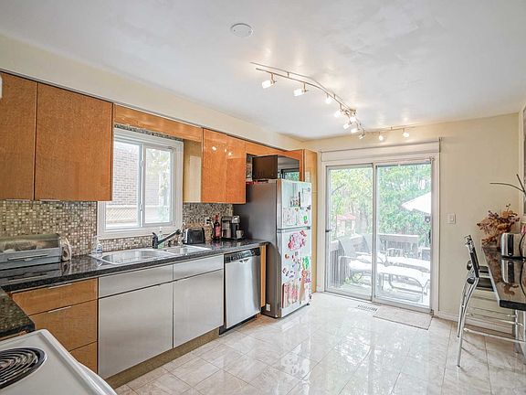 3rd image of 348 Brownridge Dr