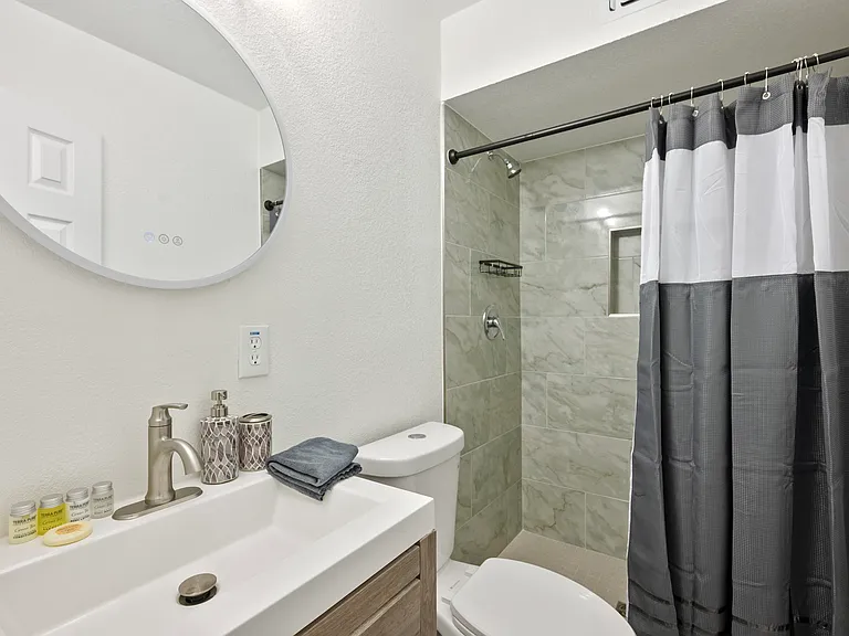 3037 N 40th Dr — Photo 17