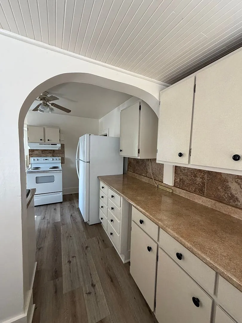 Large 3 bed 2 bath located close to downtown — Photo 4