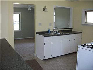 4th image of 270 Selden St