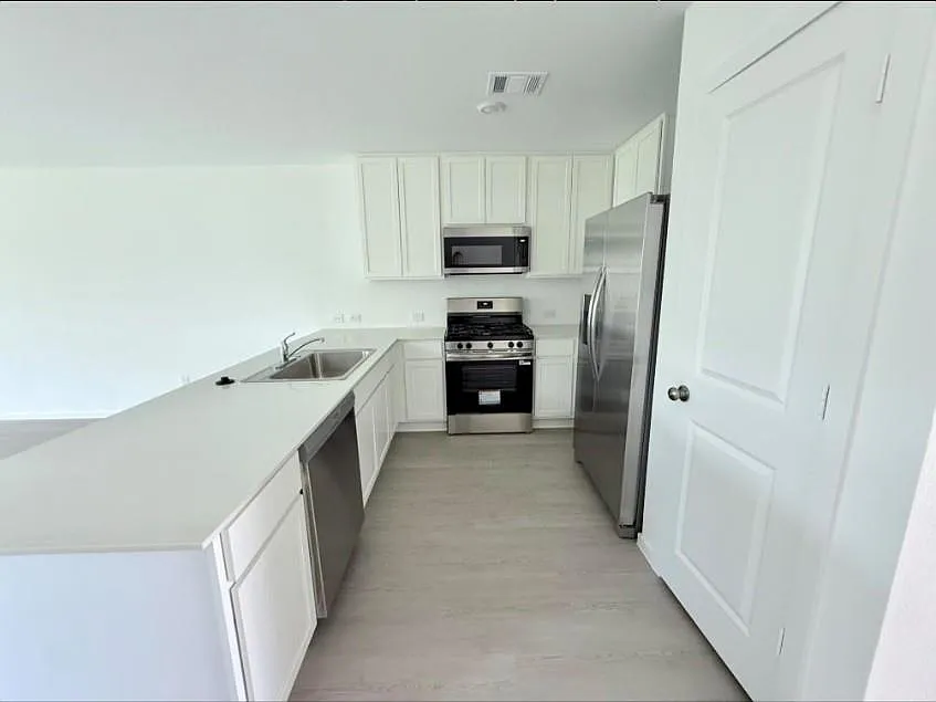 3 bed, 2.0 bath, 1470 sqft, $1,690 — Photo 3