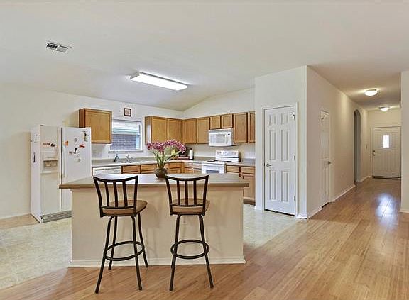 4th image of 5121 English Glade Dr