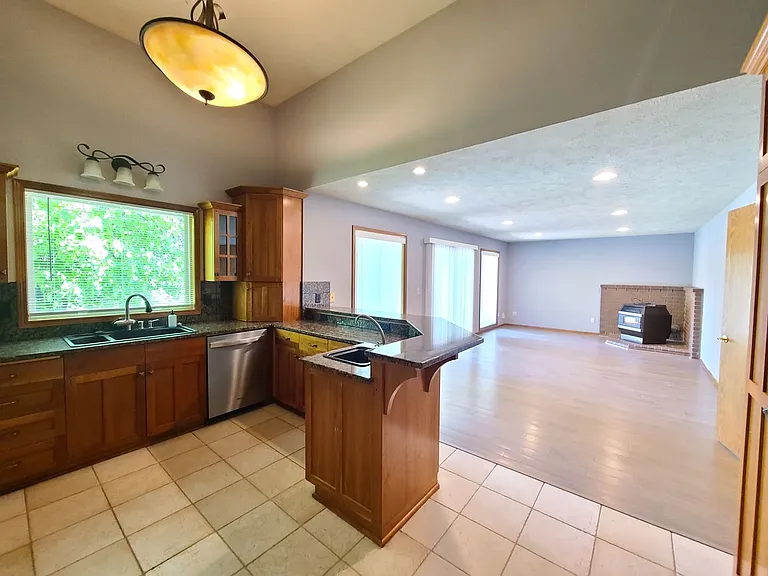 3425 E 61st Ave — Photo 12