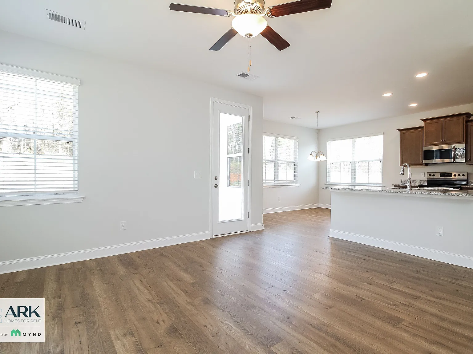3 bed, 2.5 bath, 1594 sqft, $1,874 — Photo 3