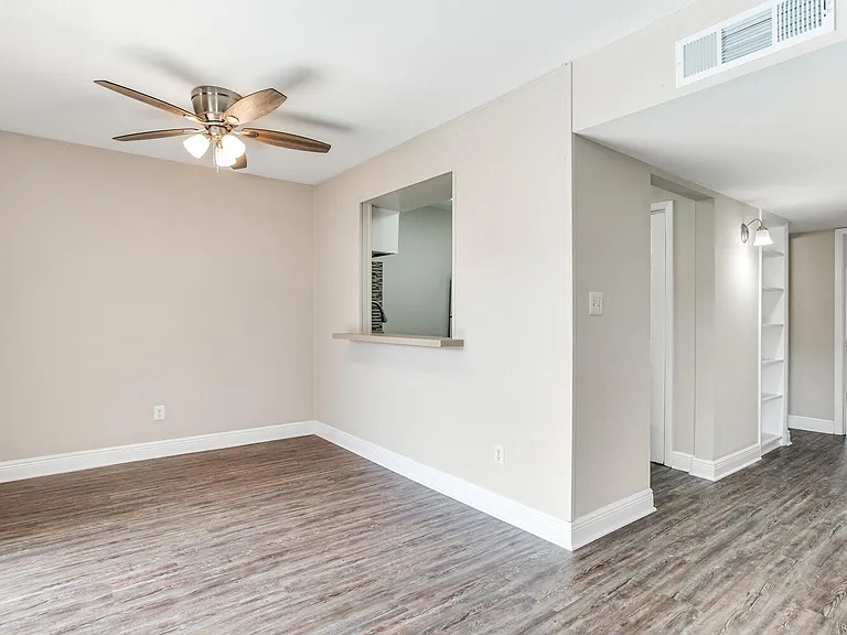 Chateau Apartments — Photo 17