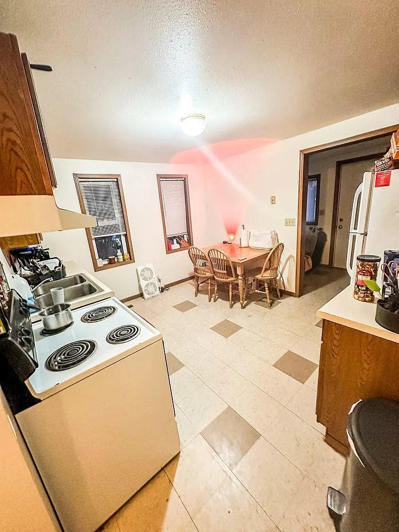 3 bed, $1,260 — Photo 2