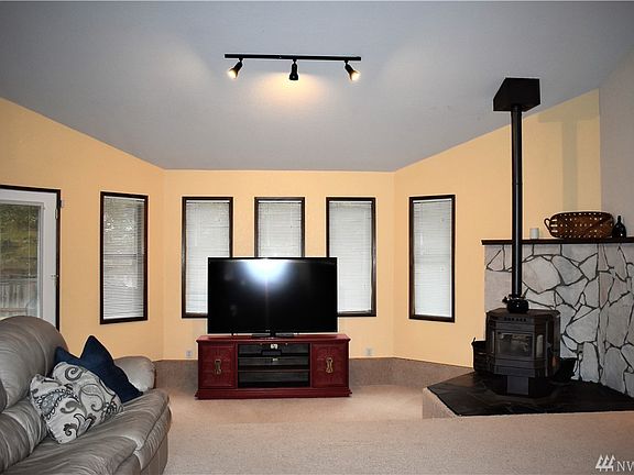 5th image of 8414 Winnwood Ct SE