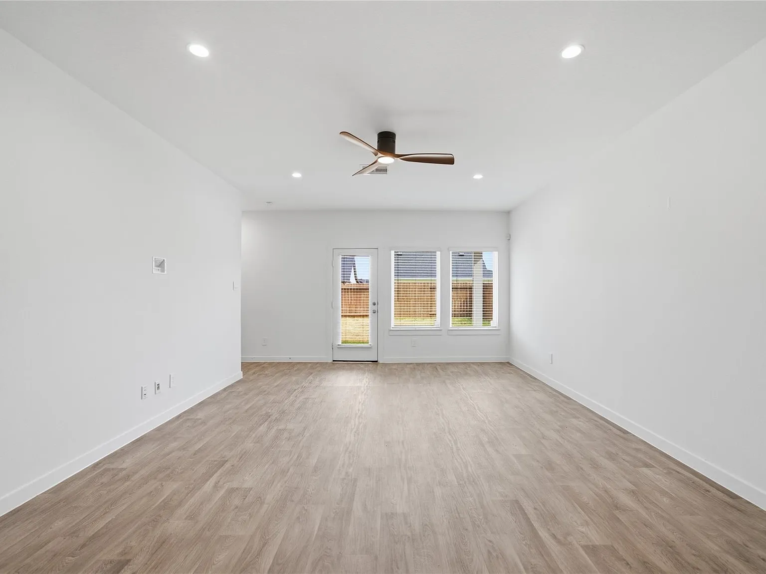 4 bed, 2.5 bath, 2339 sqft, $2,500 — Photo 4