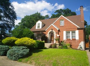 8425 Knollwood Dr, Saint Louis, MO 63121