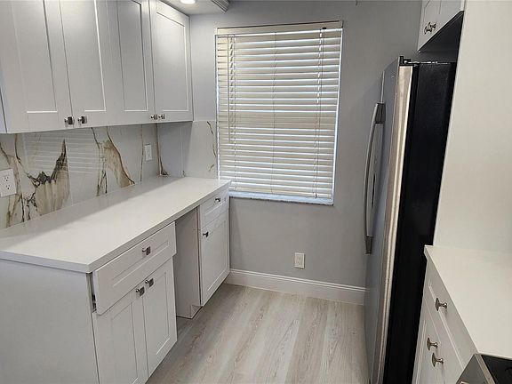 5th image of 3503 Oaks Way #513