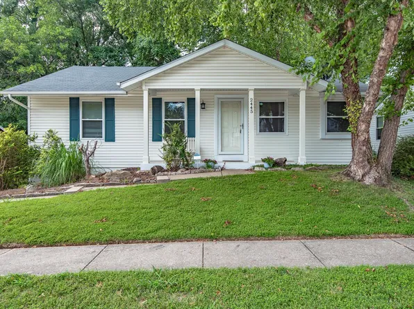 2445 Meadow Run Ct, Maryland Heights, MO 63043