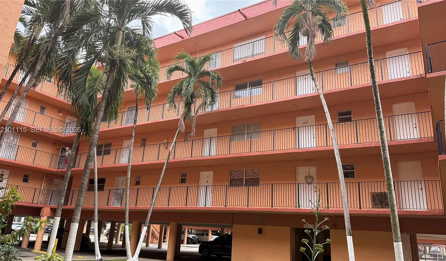 Palm-West Gardens Condo — Photo 1