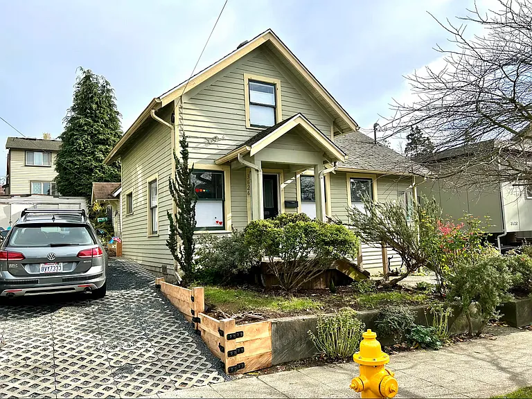 front of house with off street parking in driveway