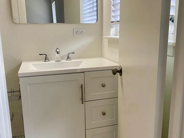 3118 Castlewood St — Photo 32