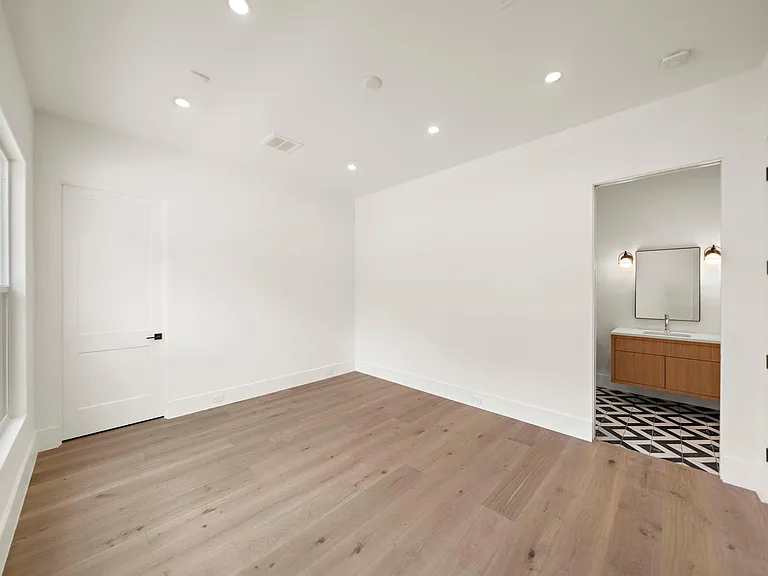 408 Pecore St — Photo 14