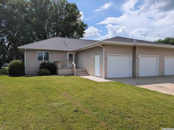 17 Plaza Dr, Clear Lake, IA 50428