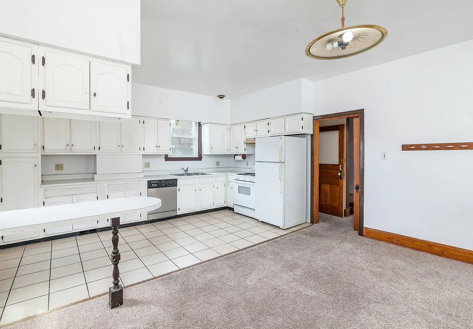 6 bed, 3.0 bath, 3000 sqft, $4,395 — Photo 4