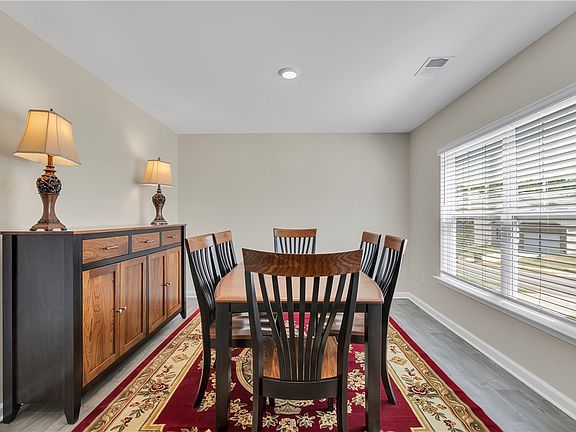 4th image of 504 Ashwood Way