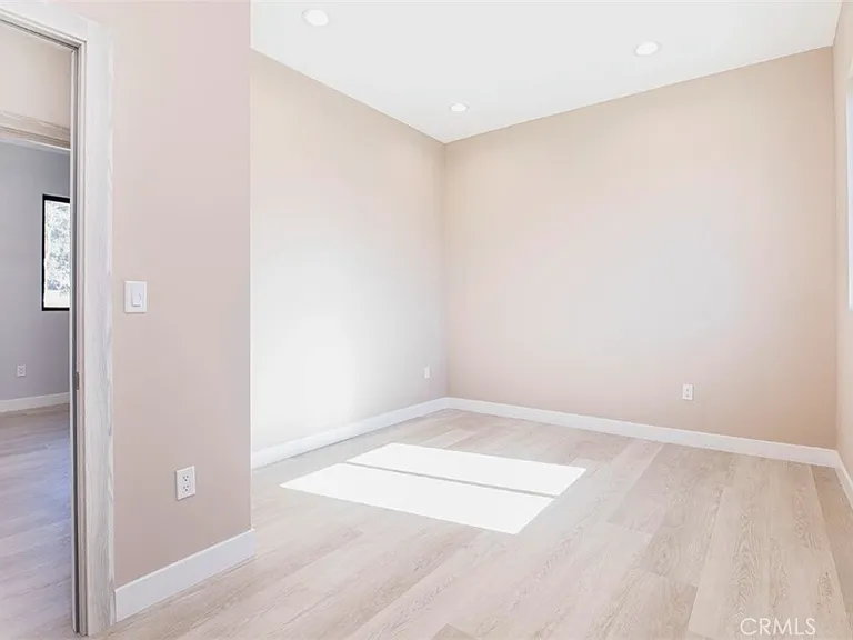 7446 Mammoth Ave — Photo 15