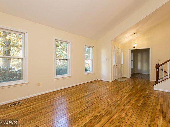 Rich Oak HWF and Freshly Painted Interior!