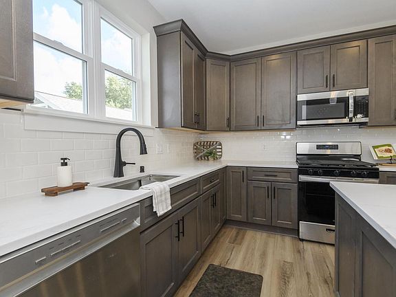 5th image of 228 Evergreen STREET