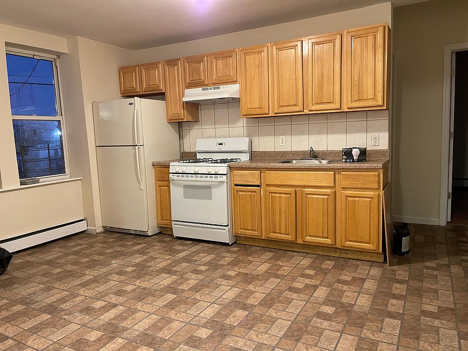 1st image of 160 Tompkins Ave #2A