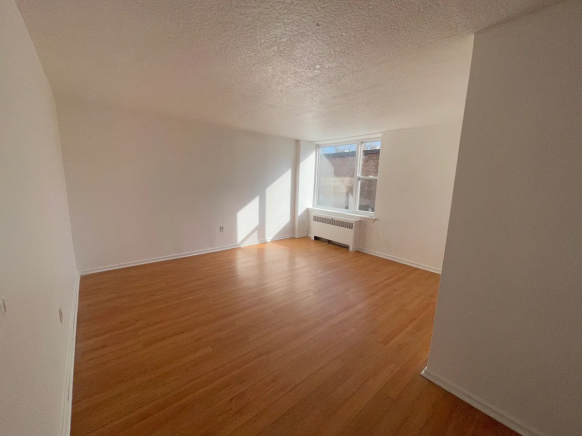 Building Photo - 2407 Lake Shore Blvd W #5