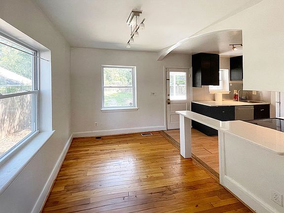 Breakfast nook, Main floor