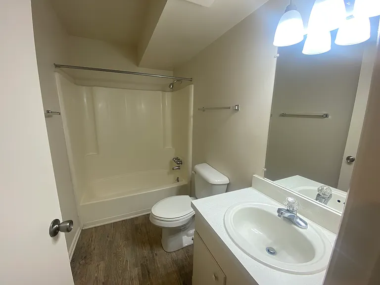 County Green Apartments — Photo 44
