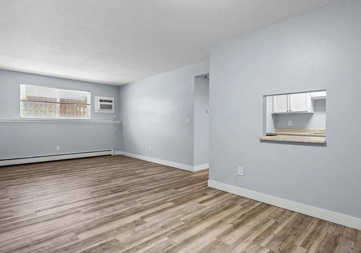 Upgraded 2BR Garden-Level Unit | 850 Sqft | Spacious & Stylish — Photo 4
