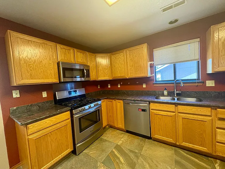 1636 W Ashley Way — Photo 6