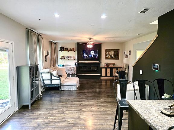 4th image of 802 Silverhill Dr